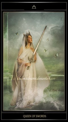 А королева мечей совсем не грымза как в некоторых колодах.