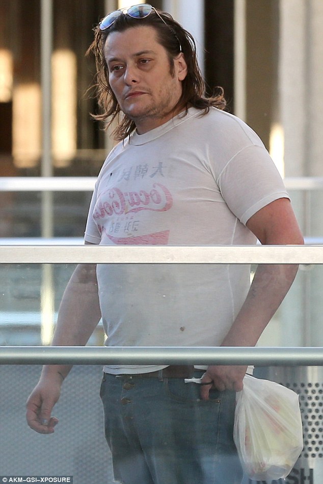 39942FFA00000578-3860752-Edward_is_that_you_Furlong_looked_worse_for_wear_as_he_was_seen_-m-5_1477080928658.jpg